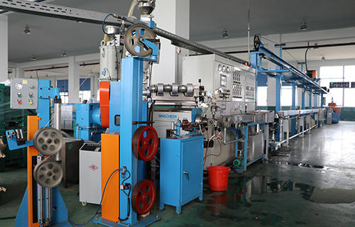 全自動(dòng)成卷包裝擠出生產(chǎn)線